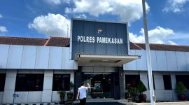 Warga berada di halaman Mapolres Pamekasan. (MOH. IQBALUL KHAVEI MZ / KLIKMADURA)