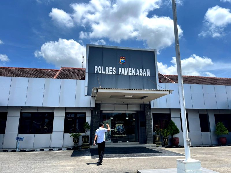 Warga berada di halaman Mapolres Pamekasan. (MOH. IQBALUL KHAVEI MZ / KLIKMADURA)