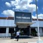 Warga berada di halaman Mapolres Pamekasan. (MOH. IQBALUL KHAVEI MZ / KLIKMADURA)