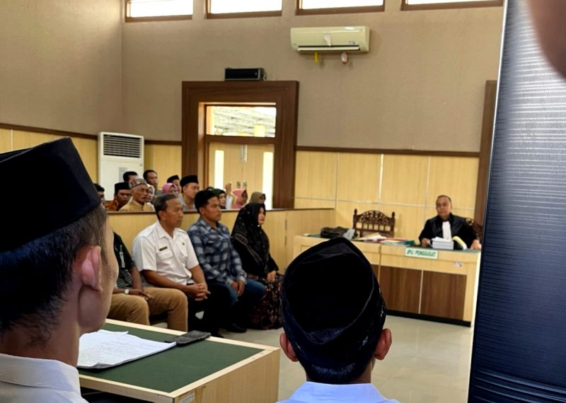 Sejumlah saksi pelapor kasus dugaan sabotase pilkades PAW Desa Gugul, Kecamatan Tlanakan memberikan kesaksian di PN Pamekasan. (MOH. IQBALUL KHAVEI MZ / KLIKMADURA)