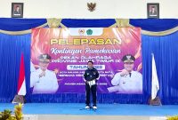 SEMANGAT: Ketua KONI Pamekasan Djohan Susanto melepas ratusan atlet untuk mengikuti Porprov Jawa Timur. (LAILIYATUN NURIYAH/KLIK MADURA)