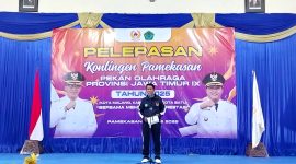 SEMANGAT: Ketua KONI Pamekasan Djohan Susanto melepas ratusan atlet untuk mengikuti Porprov Jawa Timur. (LAILIYATUN NURIYAH/KLIK MADURA)
