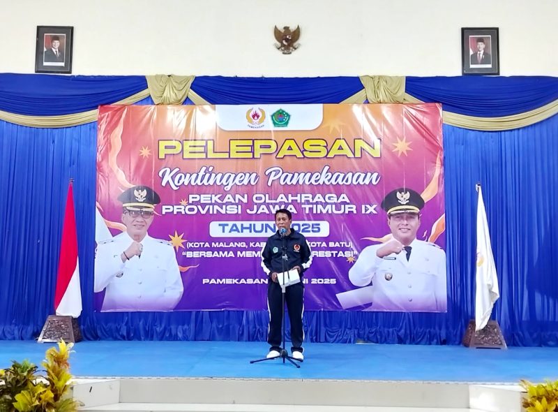 SEMANGAT: Ketua KONI Pamekasan Djohan Susanto melepas ratusan atlet untuk mengikuti Porprov Jawa Timur. (LAILIYATUN NURIYAH/KLIK MADURA)