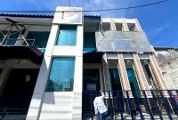Warga berada di Kantor DPD NasDem Pamekasan yang diduga disegel empat pemuda. (MOH. IQBALUL KHAVEI MZ / KLIKMADURA)
