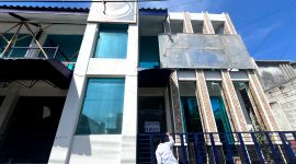 Warga berada di Kantor DPD NasDem Pamekasan yang diduga disegel empat pemuda. (MOH. IQBALUL KHAVEI MZ / KLIKMADURA)
