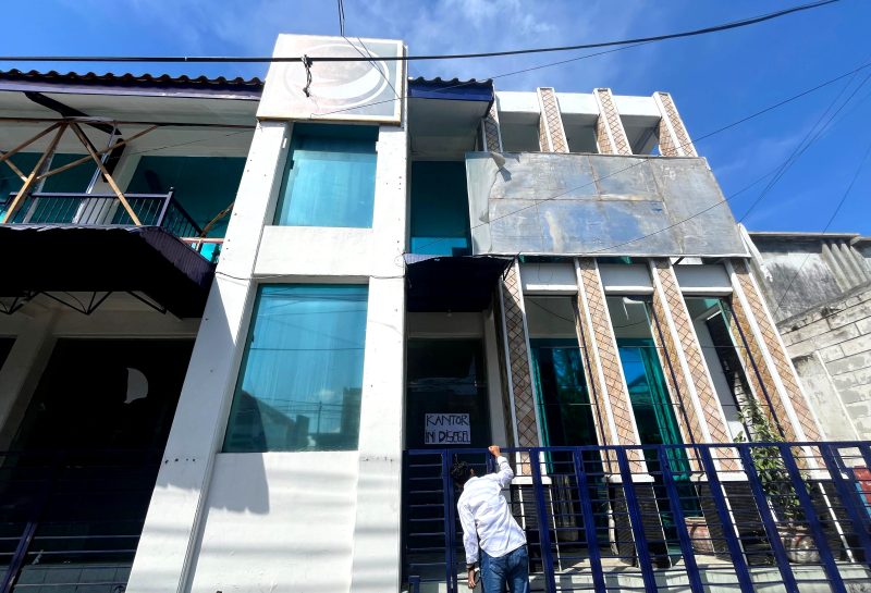 Warga berada di Kantor DPD NasDem Pamekasan yang diduga disegel empat pemuda. (MOH. IQBALUL KHAVEI MZ / KLIKMADURA)