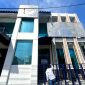 Warga berada di Kantor DPD NasDem Pamekasan yang diduga disegel empat pemuda. (MOH. IQBALUL KHAVEI MZ / KLIKMADURA)