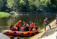 Tim gabungan saat melakukan pencarian jenazah bocah di waduk Desa Klompang Timur, Kecamatan Pakong, Pamekasan. (MOH. IQBALUL KHAVEI MZ / KLIKMADURA)