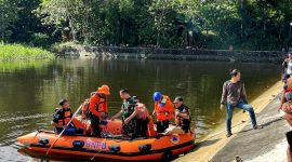 Tim gabungan saat melakukan pencarian jenazah bocah di waduk Desa Klompang Timur, Kecamatan Pakong, Pamekasan. (MOH. IQBALUL KHAVEI MZ / KLIKMADURA)