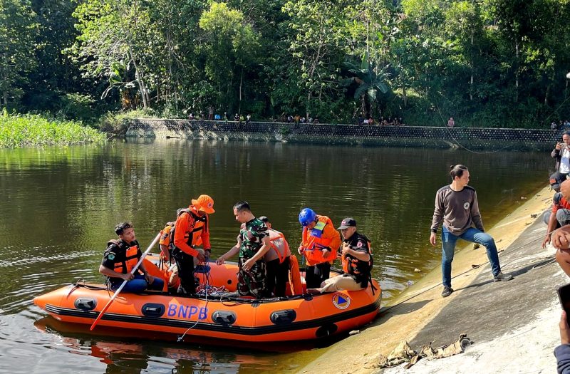 Tim gabungan saat melakukan pencarian jenazah bocah di waduk Desa Klompang Timur, Kecamatan Pakong, Pamekasan. (MOH. IQBALUL KHAVEI MZ / KLIKMADURA)