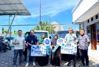 Dua nasabah BRI Cabang Pamekasan saat menerima hadiah utama program Panen Hadiah Simpedes (PHS) Periode Semester II 2024–2025. (MOH. IQBALUL KHAVEI MZ / KLIKMADURA)