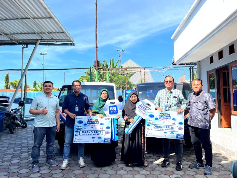 Dua nasabah BRI Cabang Pamekasan saat menerima hadiah utama program Panen Hadiah Simpedes (PHS) Periode Semester II 2024–2025. (MOH. IQBALUL KHAVEI MZ / KLIKMADURA)
