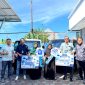 Dua nasabah BRI Cabang Pamekasan saat menerima hadiah utama program Panen Hadiah Simpedes (PHS) Periode Semester II 2024–2025. (MOH. IQBALUL KHAVEI MZ / KLIKMADURA)