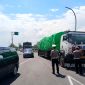 Anggota Satlantas Polres Sampang menyetop truk dengan muatan besar di Jalan Lingkar Selatan (JLS). (IBNU ANSORI / KLIKMADURA)