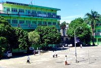 RAMAI: Santri Mambaul Ulum Bata-Bata, Pamekasan berada di lapangan sekolah beberapa waktu lalu. (LAILIYATUN NURIYAH / KLIKMADURA).