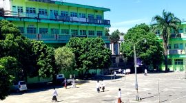 RAMAI: Santri Mambaul Ulum Bata-Bata, Pamekasan berada di lapangan sekolah beberapa waktu lalu. (LAILIYATUN NURIYAH / KLIKMADURA).