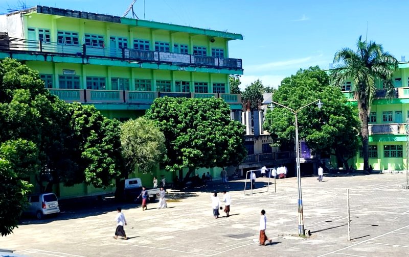 RAMAI: Santri Mambaul Ulum Bata-Bata, Pamekasan berada di lapangan sekolah beberapa waktu lalu. (LAILIYATUN NURIYAH / KLIKMADURA).