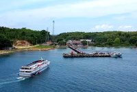 INDAN NAN ASRI: Puluhan warga menunggu kapal cepat bersandar di Pelabuhan Batu Guluk, Pulau Kangean, Sumenep. (DOK. KLIKMADURA)