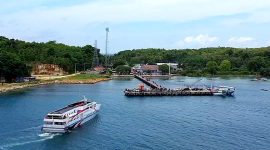INDAN NAN ASRI: Puluhan warga menunggu kapal cepat bersandar di Pelabuhan Batu Guluk, Pulau Kangean, Sumenep. (DOK. KLIKMADURA)