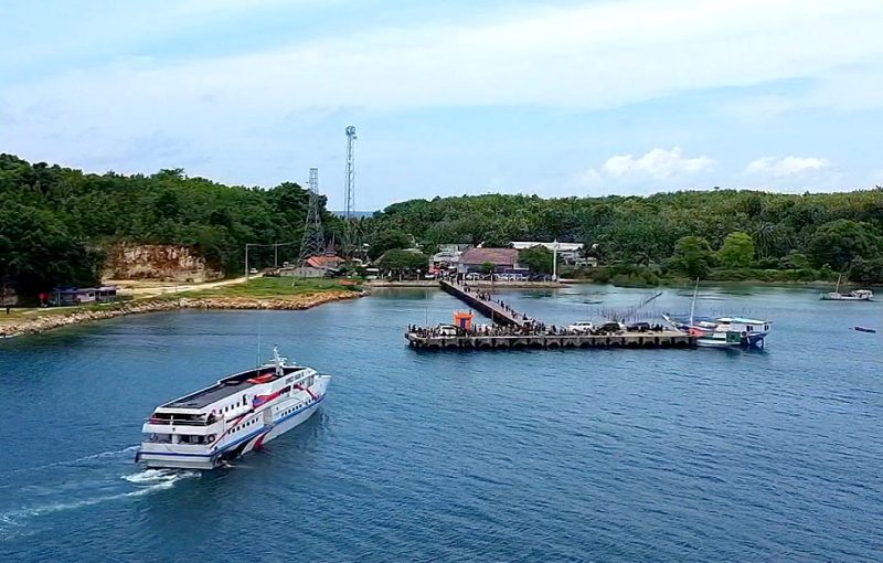 INDAN NAN ASRI: Puluhan warga menunggu kapal cepat bersandar di Pelabuhan Batu Guluk, Pulau Kangean, Sumenep. (DOK. KLIKMADURA)