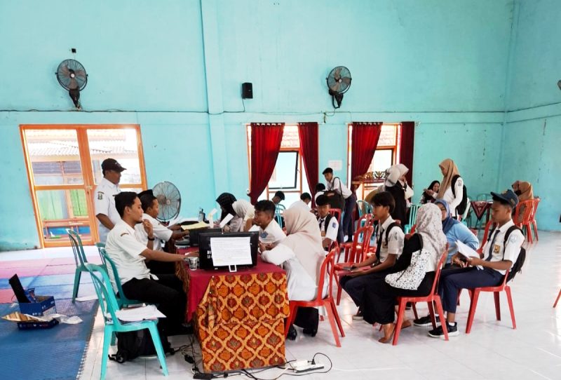 ANTRE: Sejumlah siswa berada di SMAN 2 Pamekasan untuk mengambil PIN SPMB tahun 2025. (SMAN 2 PAMEKASAN UNTUK KLIK MADURA).