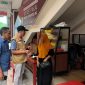 Kepala Pasar Kolpajung, Slamet Efendi berbincang dengan salah satu pedagang. (MOH. IQBALUL KHAVEI MZ / KLIKMADURA)