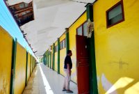 CEK: Warga berada di sekitar ruang kelas untuk sekolah rakyat di Jalan Jokotole, Kelurahan Barurambat Timur, Pamekasan. (LAILIYATUN NURIYAH/KLIK MADURA)