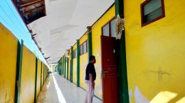 CEK: Warga berada di sekitar ruang kelas untuk sekolah rakyat di Jalan Jokotole, Kelurahan Barurambat Timur, Pamekasan. (LAILIYATUN NURIYAH/KLIK MADURA)