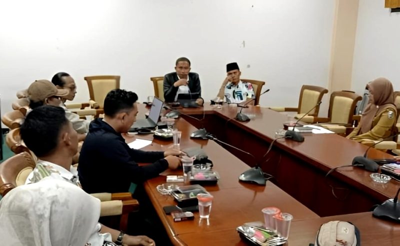 Federasi Panjat Tebing Indonesia (FPTI) Kabupaten Sampang saat audiensi dengan Dispora Sampang. (IBNU ANSORI / KLIKMADURA)