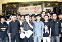 Puluhan mahasiswa asal Pulau Kangean saat menyampaikan orasi di depan Kantor Bupati Sumenep. (ISTIMEWA)