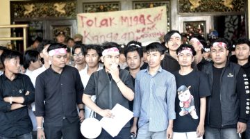 Puluhan mahasiswa asal Pulau Kangean saat menyampaikan orasi di depan Kantor Bupati Sumenep. (ISTIMEWA)