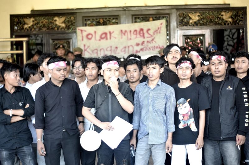 Puluhan mahasiswa asal Pulau Kangean saat menyampaikan orasi di depan Kantor Bupati Sumenep. (ISTIMEWA)