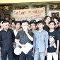 Puluhan mahasiswa asal Pulau Kangean saat menyampaikan orasi di depan Kantor Bupati Sumenep. (ISTIMEWA)