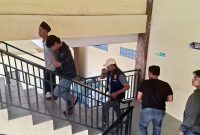 Polisi saat mengamankan terduga pelaku pembacokan yang menimpa salah satu pimpinan perusahaan media di Sampang. (ISTIMEWA)