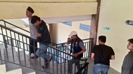 Polisi saat mengamankan terduga pelaku pembacokan yang menimpa salah satu pimpinan perusahaan media di Sampang. (ISTIMEWA)