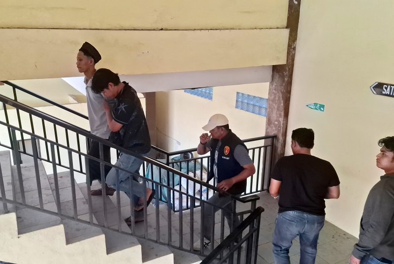 Polisi saat mengamankan terduga pelaku pembacokan yang menimpa salah satu pimpinan perusahaan media di Sampang. (ISTIMEWA)