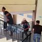 Polisi saat mengamankan terduga pelaku pembacokan yang menimpa salah satu pimpinan perusahaan media di Sampang. (ISTIMEWA)