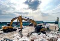 Sejumlah pekerja dan alat berat terlihat di lokasi tambang PT. Surya Delta Kapur Induk di Desa Batu Kerbuy, Kecamatan Pasean. (MOH. IQBALUL KHAVEI MZ / KLIKMADURA)
