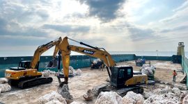 Sejumlah pekerja dan alat berat terlihat di lokasi tambang PT. Surya Delta Kapur Induk di Desa Batu Kerbuy, Kecamatan Pasean. (MOH. IQBALUL KHAVEI MZ / KLIKMADURA)