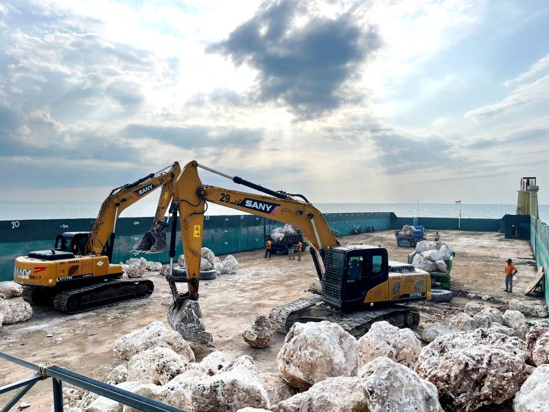 Sejumlah pekerja dan alat berat terlihat di lokasi tambang PT. Surya Delta Kapur Induk di Desa Batu Kerbuy, Kecamatan Pasean. (MOH. IQBALUL KHAVEI MZ / KLIKMADURA)