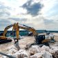 Sejumlah pekerja dan alat berat terlihat di lokasi tambang PT. Surya Delta Kapur Induk di Desa Batu Kerbuy, Kecamatan Pasean. (MOH. IQBALUL KHAVEI MZ / KLIKMADURA)