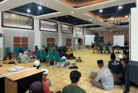 Puluhan korban dugaan penipuan agen Pegadaian Syariah Pamekasan melakukan aksi protes lantaran barang milik mereka tak kunjung dikembalikan. (MOH. IQBALUL KHAVEI MZ / KLIKMADURA)
