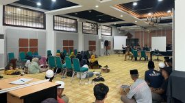 Puluhan korban dugaan penipuan agen Pegadaian Syariah Pamekasan melakukan aksi protes lantaran barang milik mereka tak kunjung dikembalikan. (MOH. IQBALUL KHAVEI MZ / KLIKMADURA)