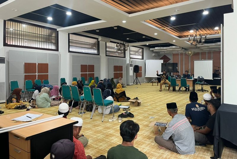 Puluhan korban dugaan penipuan agen Pegadaian Syariah Pamekasan melakukan aksi protes lantaran barang milik mereka tak kunjung dikembalikan. (MOH. IQBALUL KHAVEI MZ / KLIKMADURA)