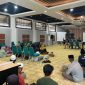 Puluhan korban dugaan penipuan agen Pegadaian Syariah Pamekasan melakukan aksi protes lantaran barang milik mereka tak kunjung dikembalikan. (MOH. IQBALUL KHAVEI MZ / KLIKMADURA)