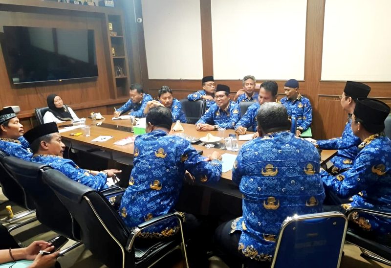 Seluruh koordinator bidang pendidikan berkumpul di Dinas Pendidikan Sampang membahas kabar dugaan pungli sertifikasi guru. (FOTO: ISTIMEWA)