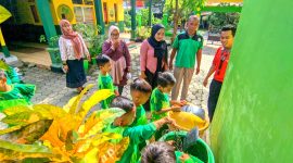 BERSIH: Siswa SDN Pakong 2 Pamekasan membuang sampah di tempat sampah. (DOK. KLIK MADURA)