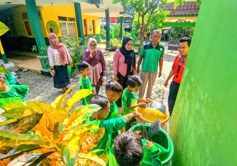 BERSIH: Siswa SDN Pakong 2 Pamekasan membuang sampah di tempat sampah. (DOK. KLIK MADURA)