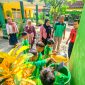BERSIH: Siswa SDN Pakong 2 Pamekasan membuang sampah di tempat sampah. (DOK. KLIK MADURA)