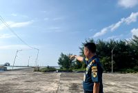 Kepala Kesatuan Penjagaan Laut dan Pantai (KPLP) Telaga Biru, Edi Kuswanto menunjukkan lokasi Pelabuhan Pasean, Pamekasan. (MOH. IQBALUL KHAVEI MZ / KLIKMADURA)